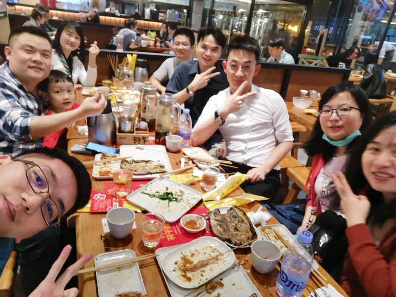 1593480633303718.jpg 羽毛球結(jié)束聚餐合影.jpg